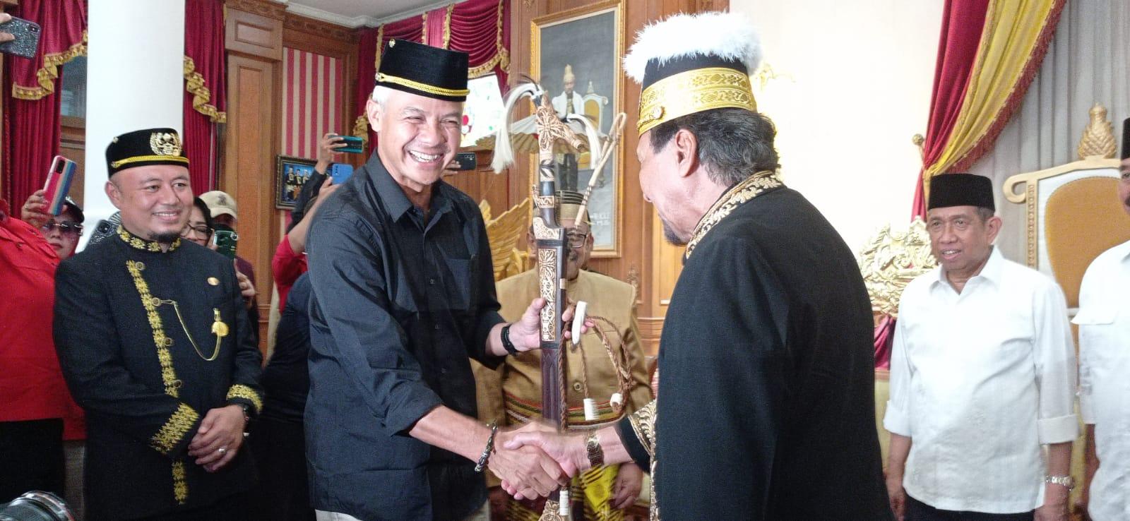 20231206_Ganjar-Pranowo-pakai-songkok-dan-pegang-mandau.jpg