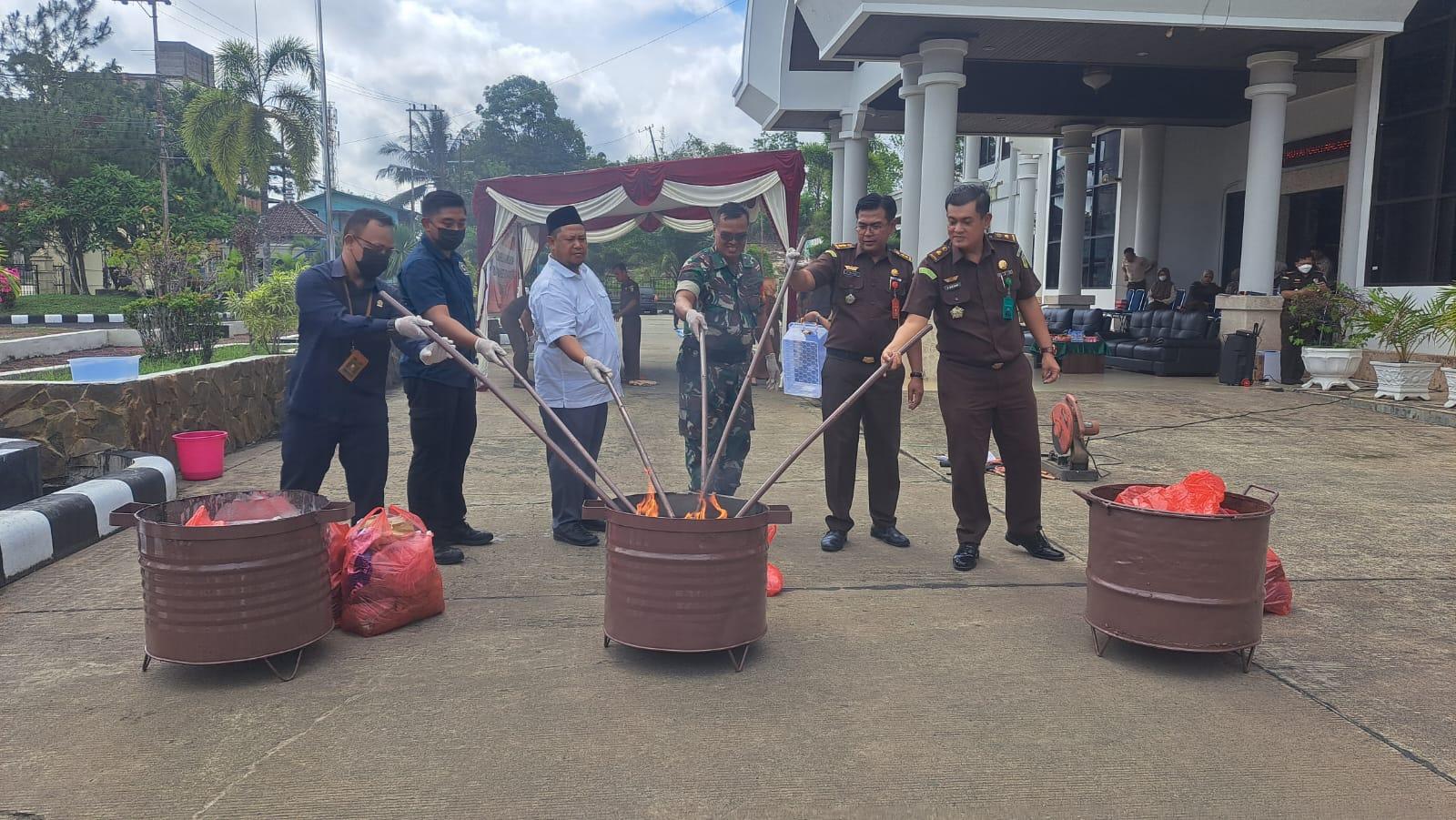 20231211_DPRD-Kukar-Musnahkan-Barang-Bukti-di-Kejari.jpg