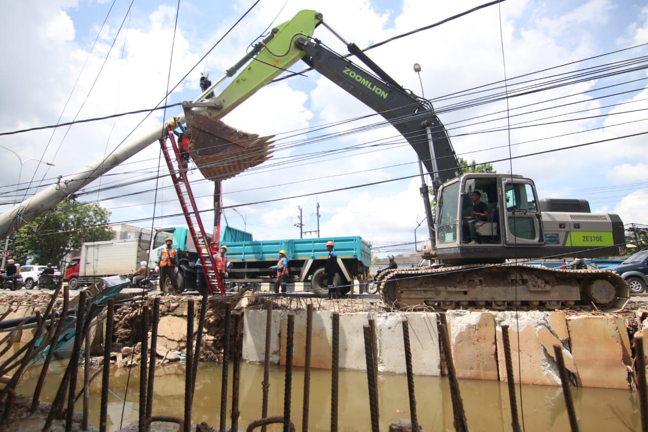 Miring Imbas Proyek DAS Ampal, Tiang Listrik di Jalan MT Haryono Balikpapan Dievakuasi