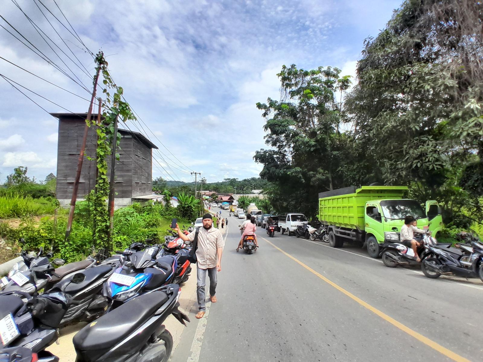20240121-kemacetan-terjadi-sepanjang-tiga-kilometer.jpg