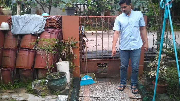 20240125_Kota-Samarinda-saat-menunjukkan-halaman-rumah-yang-mengalami-keretakan.jpg