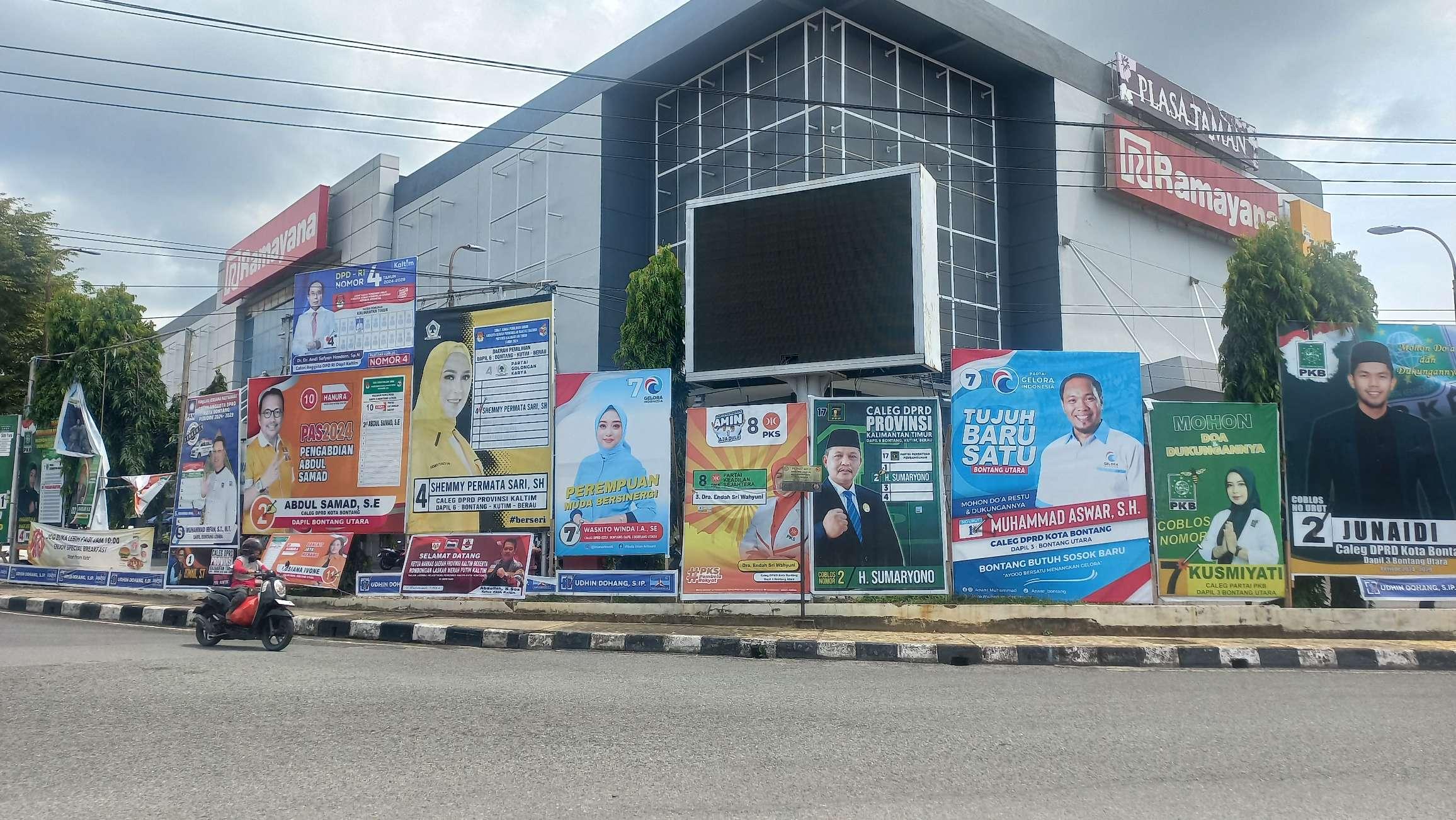 20240208_Deretan-APK-terpasang-di-Simpang-3-Ramayana.jpg