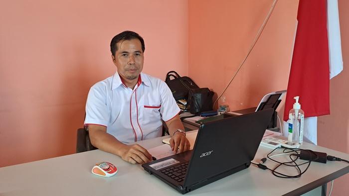 20240215_Ketua-Bawaslu-Kubar-Lourensius-saat-ditemui-di-ruang-kerjanya.jpg