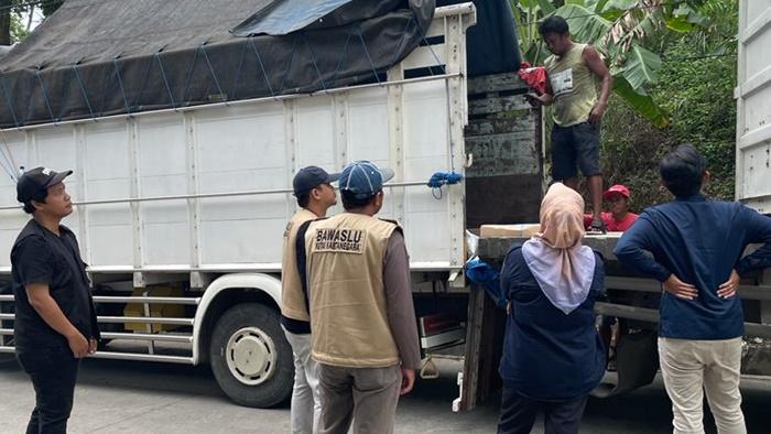 20240217_Anggota-Bawaslu-Kaltim-saat-melakukan-pengawasan-pendistribusian-logistik-Pemilu-2024.jpg