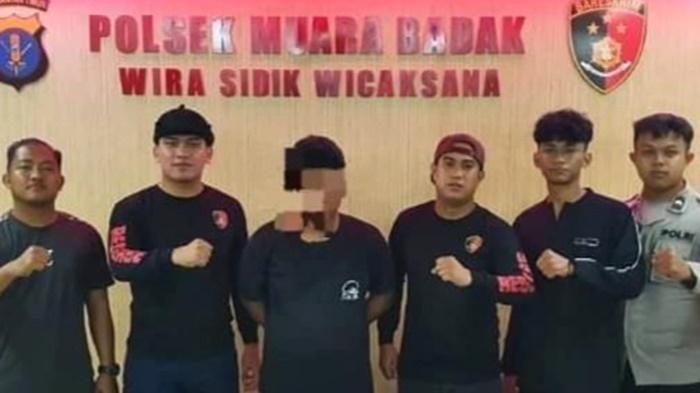 20240220_Unit-Reskrim-Polsek-Marangkayu-saat-menangkap-tersangka-penikaman.jpg