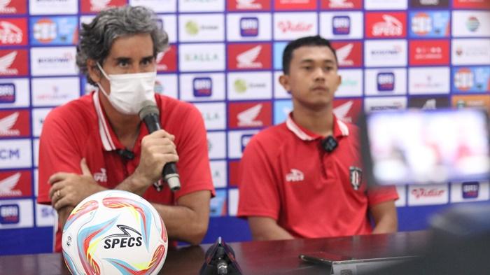 20240224_Pelatih-Bali-United-Stefano-Cugurra-Teco-kiri.jpg