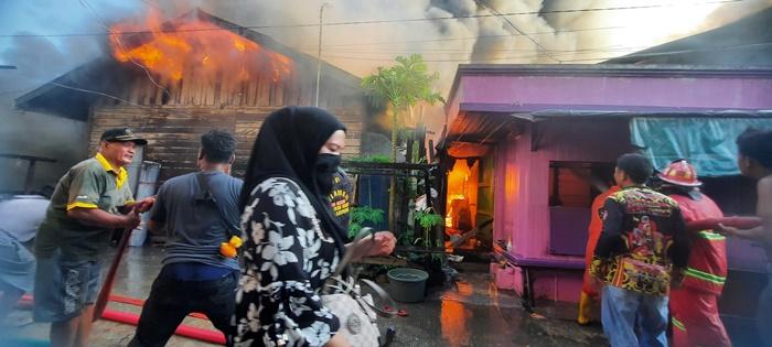 20240224_Warga-dan-pemadam-berusaha-memadamkan-kebakaran-Samarinda.jpg