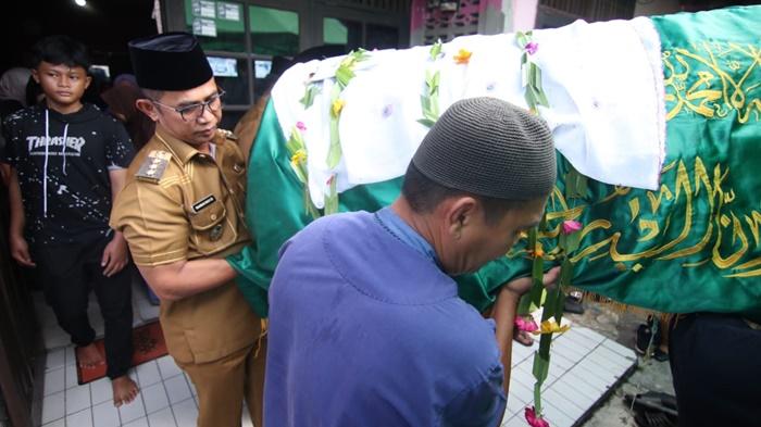 20240227_Walikota-Balikpapan-Rahmad-Masud-saat-ikut-menandu-jenazah.jpg