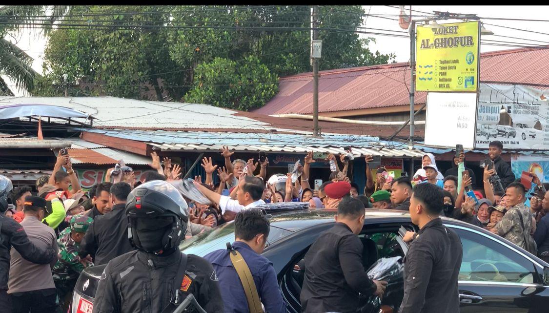 20240228_Jokowi-di-Samarinda-Bagikan-Kaos-Hitam.jpg