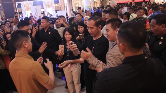 Ratusan Pengunjung Big Mall Samarinda Berbaris, Antre Foto Bareng Presiden Jokowi