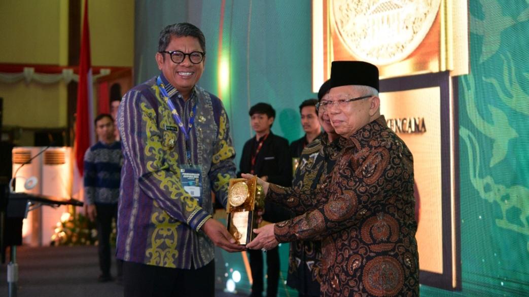 20240306_Basri-Rase-Terima-Piala-Adipura-Kencana.jpg