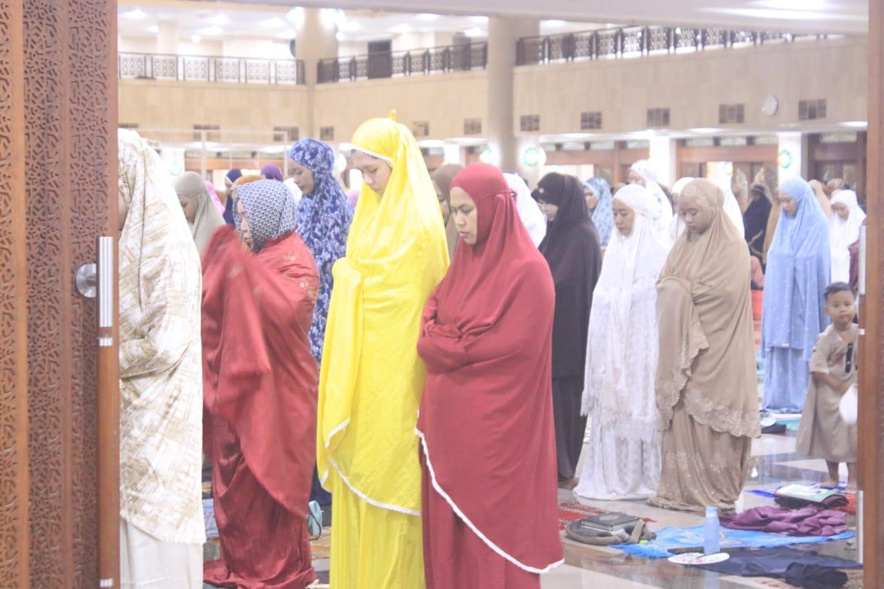 20240312-Suasan-ribuan-jemaah-melaksanakan-Salat-Tarawih.jpg