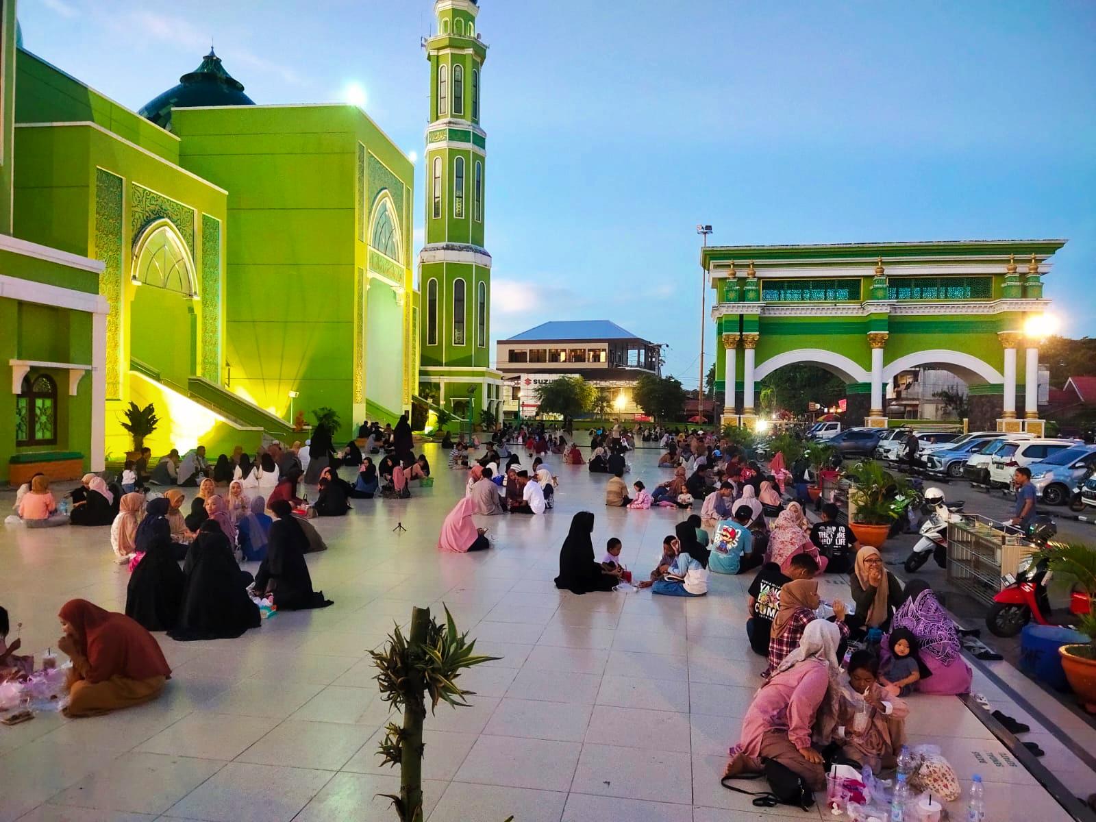 20240401-Warga-yang-menunggu-waktu-berbuka-puasa.jpg