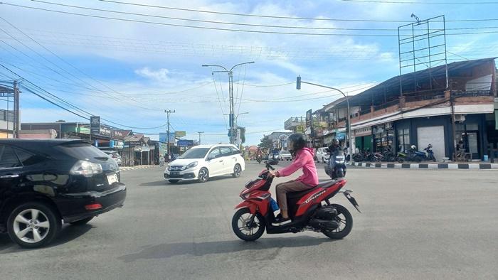 20240405_Arus-lalu-lintas-di-simpang-4-Bontang-Baru.jpg