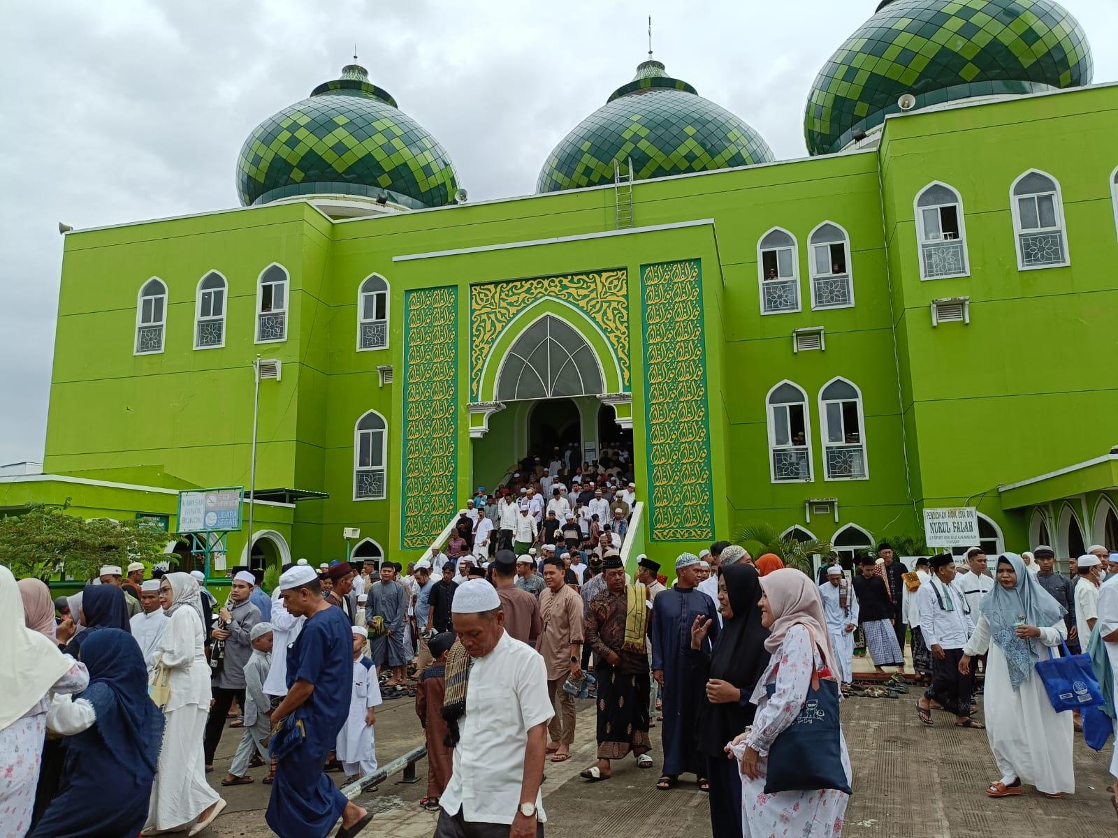 20240410_meninggalkan-masjid-usai-Salat.jpg