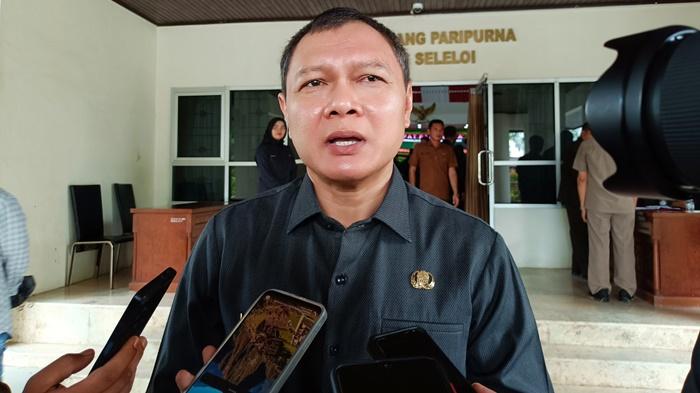 20240422_Bupati-Paser-Fahmi-Fadli-saat-memberi-tanggapan-terkait-9-rekomendasi-DPRD-Paser.jpg