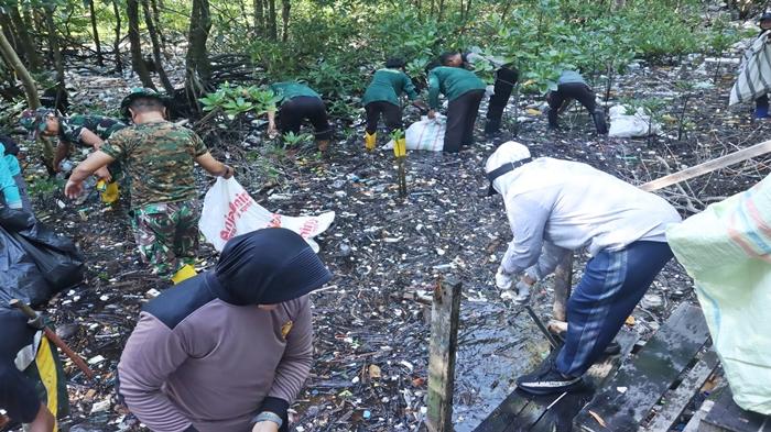 Usai Diviralkan Wisatawan, Relawan Bersihkan Sampah Mangrove Berbas Pantai di Kota Bontang Kaltim
