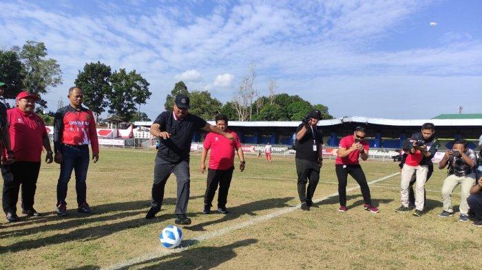 20240427_Edi-Damansyah-menendang-bola-pertama.jpg