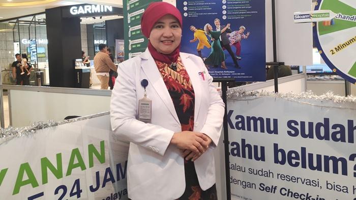 20240510_Dokter-spesialis-penyakit-dalam-dari-Siloam-Hospital-Balikpapan-dr-Shelly-Laksmisari.jpg