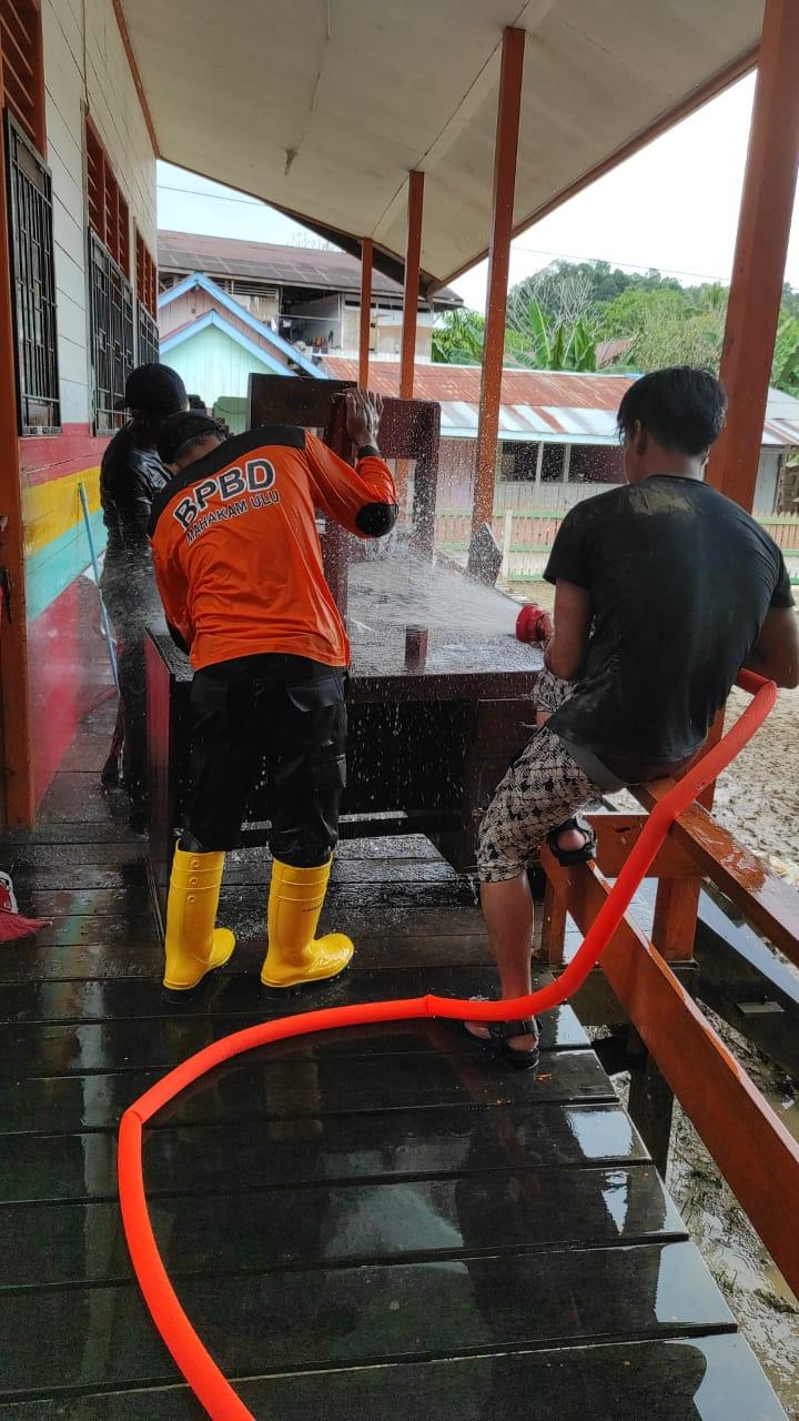 20240519-Proses-pembersihan-sekolah-yang-dilakukan-oleh-BPBD-Mahulu.jpg