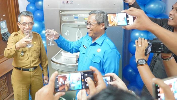 20240519_Bupati-Kutim-Ardiansyah-Sulaiman-saat-mencoba-air-minum-yang-ada-di-Drinking-Fountain.jpg