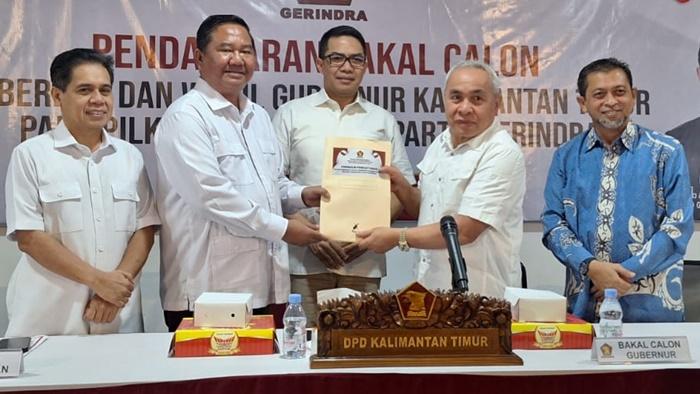 20240522_Isran-NoorHadi-Mulyadi-saat-mengembalikan-berkas-pendaftaran-DPD-Gerindra-Kaltim.jpg