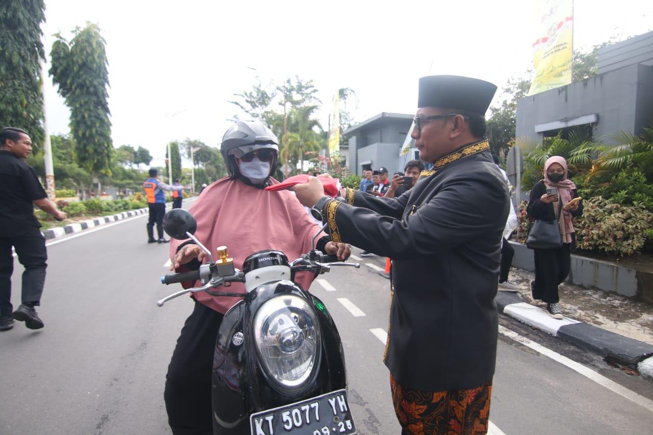 20240601_-membagikan-1000-Bendera-Merah-Putih.jpg