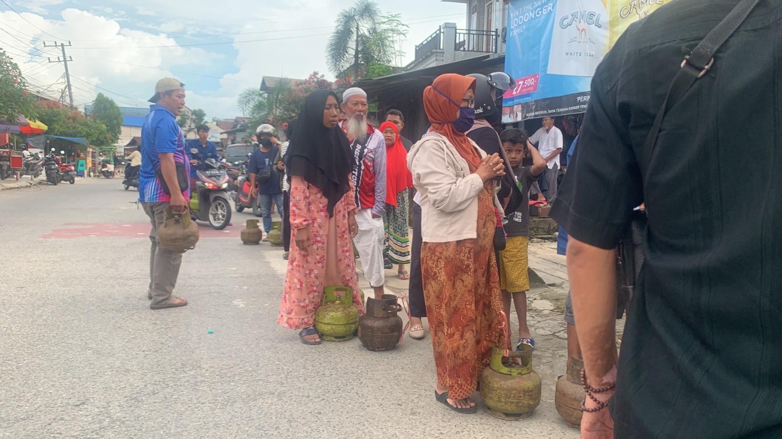 20240605-Warga-mengantre-di-Jalan-KS-Tubun-untuk-dapat-LPG.jpg