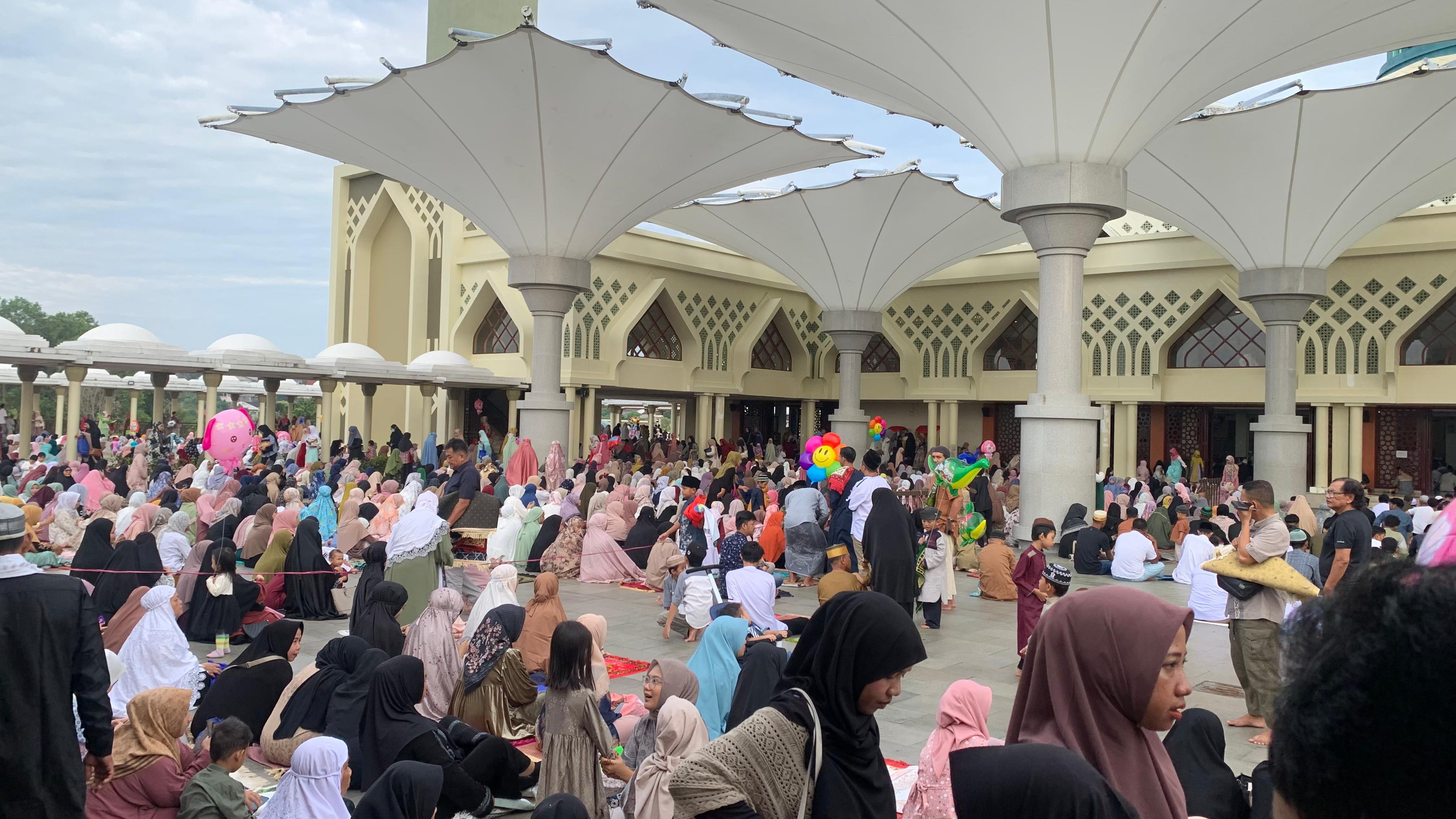 20240617-Suasana-halaman-di-Masjid-Balikpapan-Islamic-Center.jpg