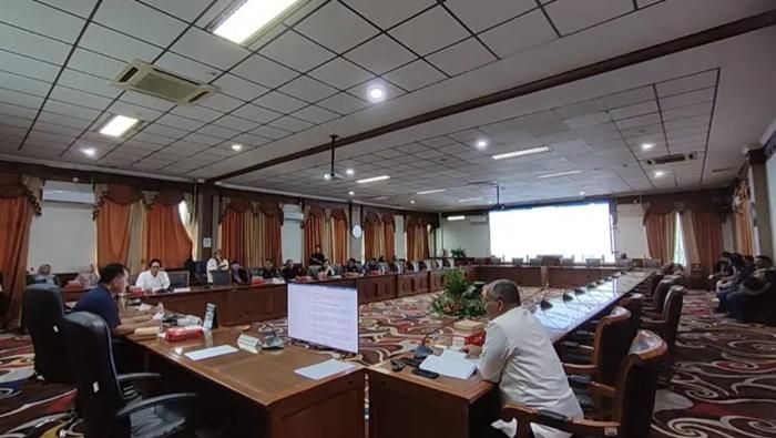 20240620_DPRD-Kutim-saat-menggelar-rapat-dengar-pendapat.jpg