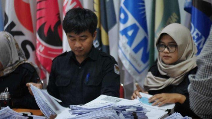 20240621_proses-verifikasi-administrasi-yang-dilakukan-KPU-Bontang.jpg