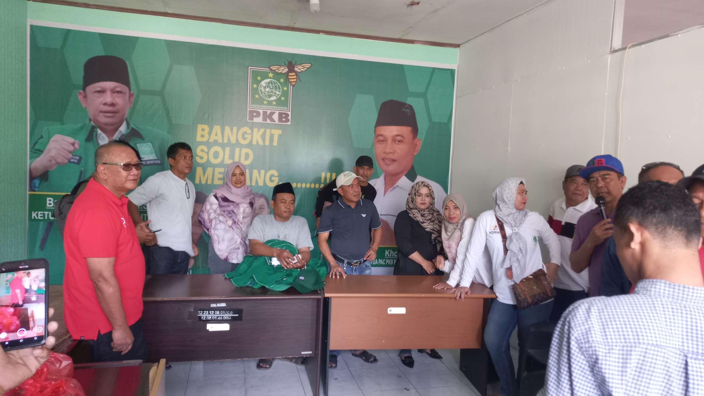 20240622_Puluhan-pengurus-DPC-PKB-Bontang-melepaskan-atribut.jpg