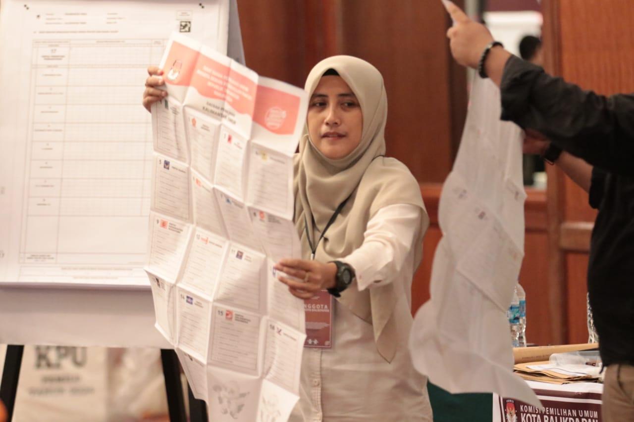 20240626-Suasana-pelaksanaan-kegiatan-Penghitungan-Surat-Suara-Ulang.jpg