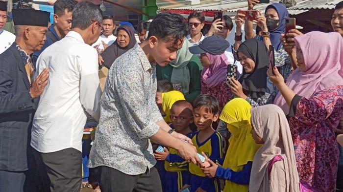20240628_Pilkada-Jakarta-2024_Gibran_Heru-Budi_Pj-Gubernur-Jakarta_bagi-susu-buku.jpg