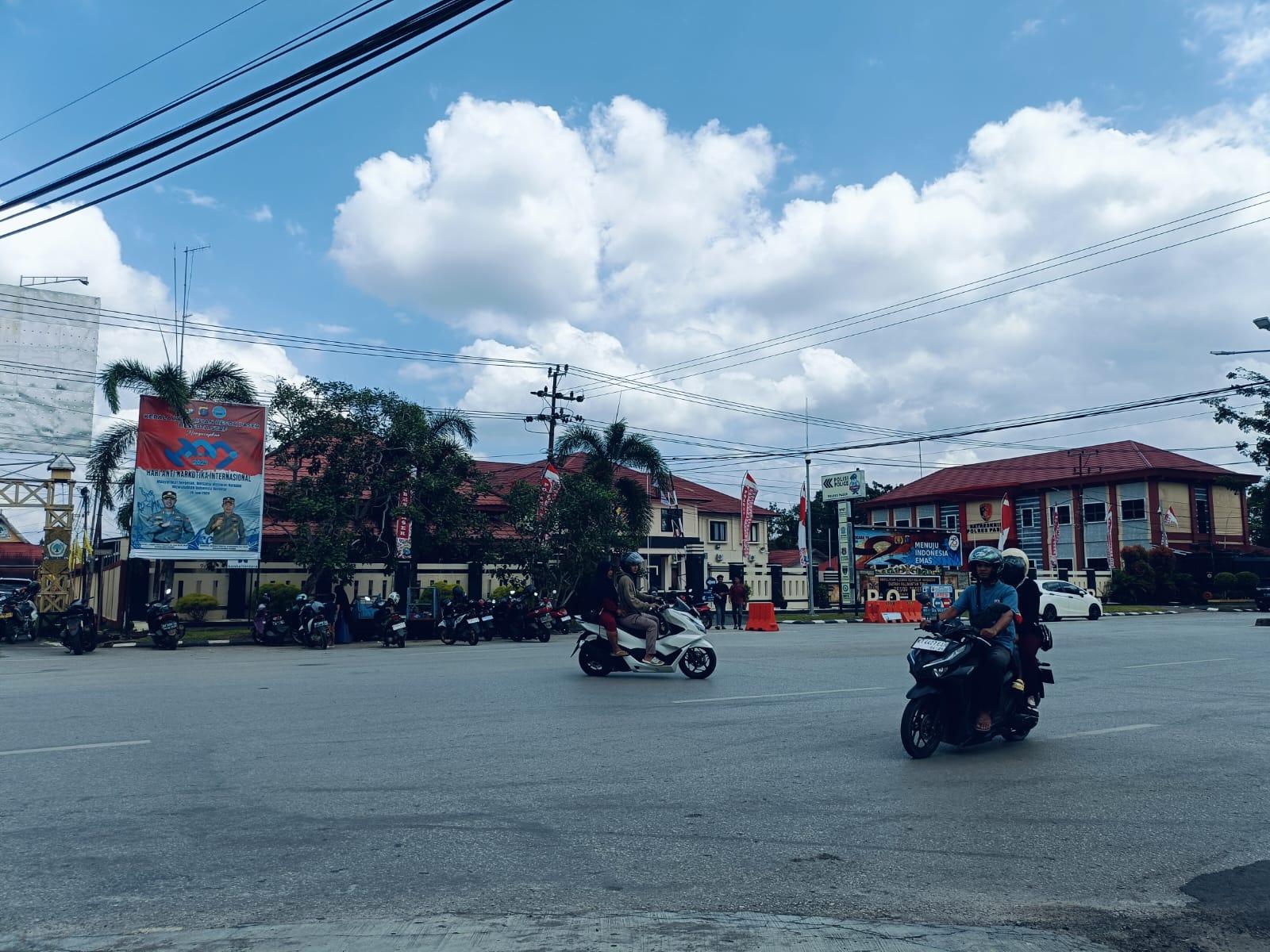 20240717-Salah-satu-pengendara-yang-tidak-menggunakan-helm.jpg