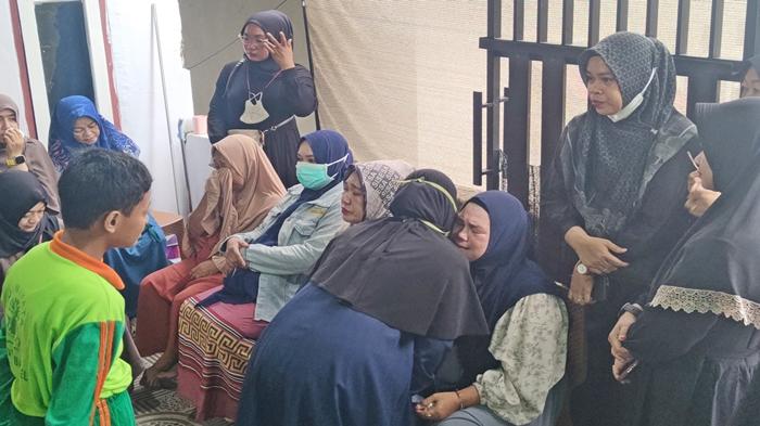 BREAKING NEWS: Suasana Rumah Korban Kecelakaan Speedboat Balikpapan-PPU, Kerabat Berderai Air Mata