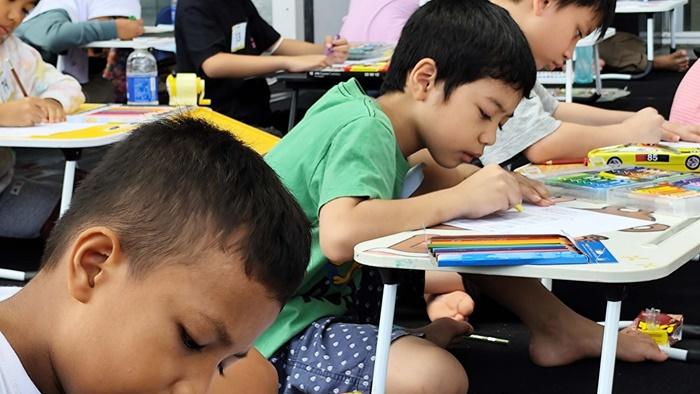 20240727_Anak-anak-yang-antusias-mengikuti-lomba-mewarnai-gedung-apartemen.jpg