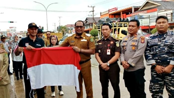 Jelang Peringatan HUT Ke‐79 RI, Pemkab Kutim Bagikan 3.930 Bendera Merah Putih