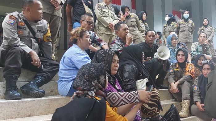 Asisten I Pemkot Samarinda Bikin Ibu-ibu yang Demo Emosi dan Terisak, Ridwan Tasa pun Minta Maaf