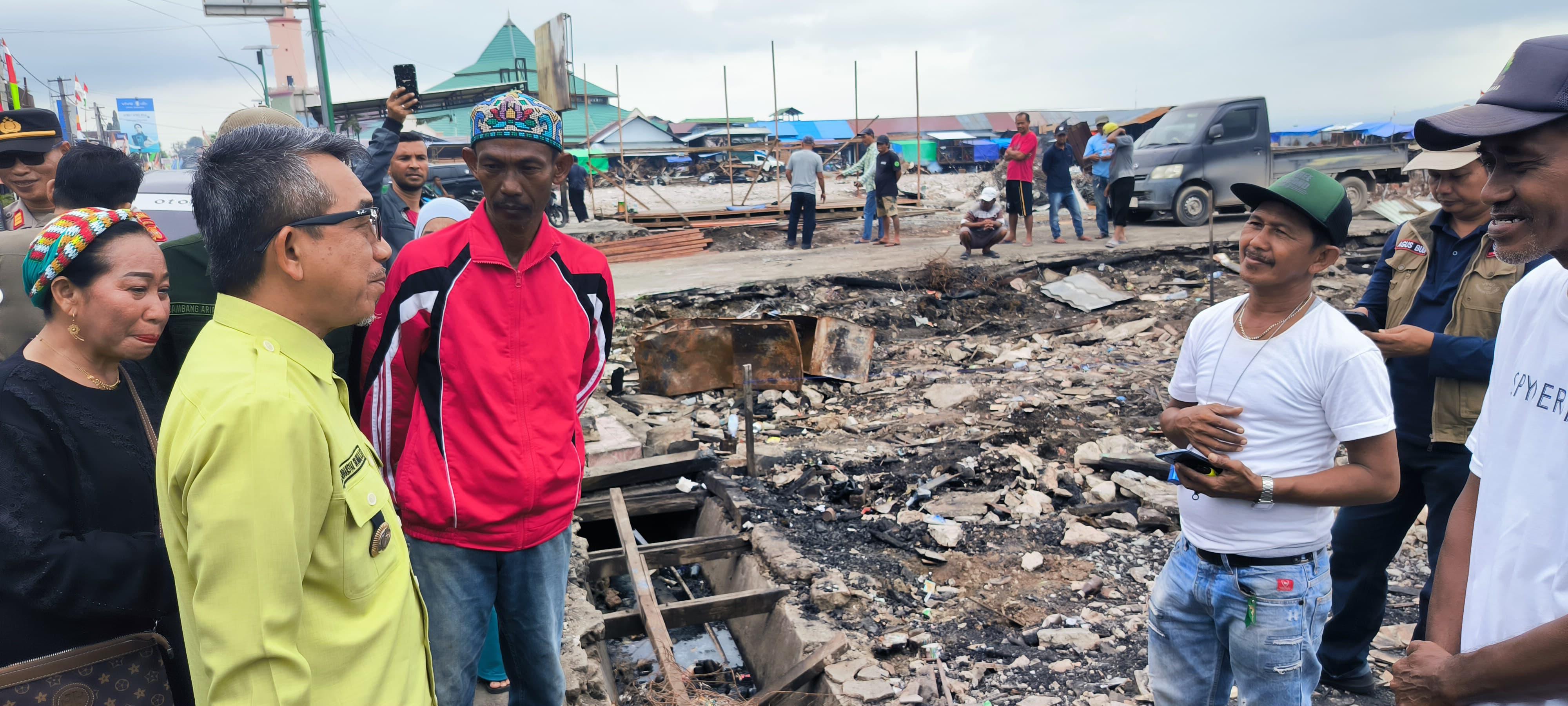 Pemkab Kutim Bangun Ulang Pasar Sangkulirang yang Ludes Terbakar, Pedagang Berjualan di Tepi Jalan