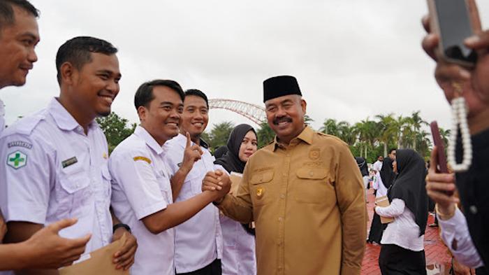 20240909_Bupati-Kukar-Edi-Damansyah-bersalaman-dengan-PPPK.jpg