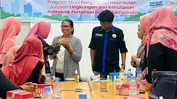 Pengabdian kepada Masyarakat, Politani Samarinda Gelar Pelatihan Pengolahan Limbah Kulit Jeruk