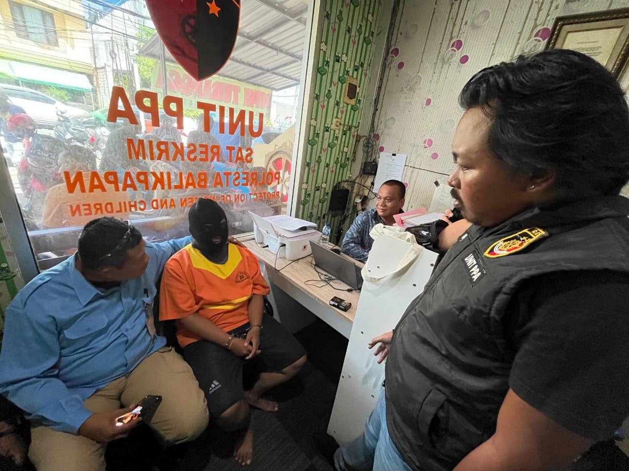 20240910-Tersangka-R-18-selepas-menjalani-pemeriksaan-di-ruang-Unit-PPA-Polresta-Balikpapan.jpg