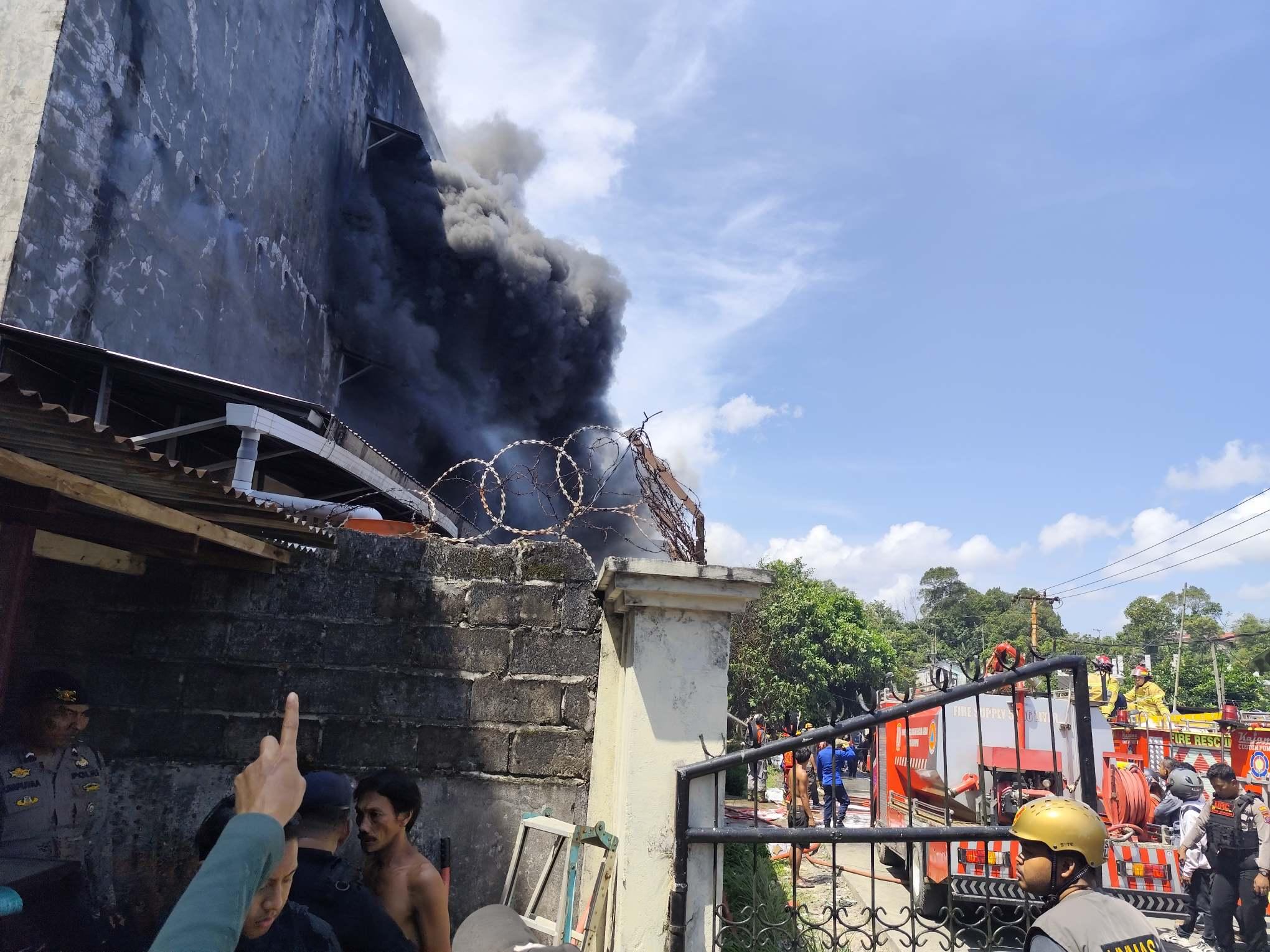 Gudang Perabotan di Bukit Cinta Balikpapan Terbakar, Diduga Akibat Korsleting Listrik