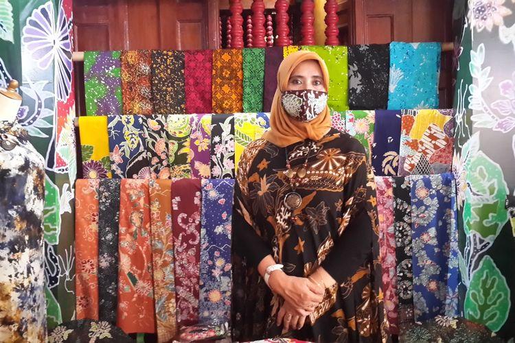 20241001_Batik-Nurita-dengan-gambar-bungan-krisan-dan-bunga-sedap-malam.jpg