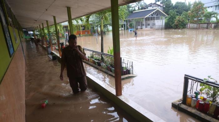 20241008_-Kondisi-SD-Negeri-019-Samarinda-yang-jadi-langganan-banjir-saat-musim-hujan_2.jpg