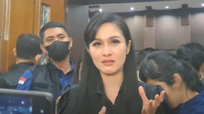 Tangis Sandra Dewi di Sidang Harvey Moeis: Pinjam Uang untuk Hidup hingga Hasil Kerja Ikut Disita