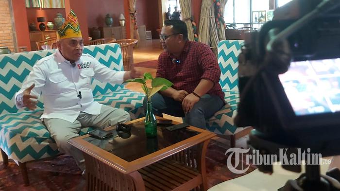 20241121_Calon-Gubernur-Kaltim-Isran-Noor-saat-berbincang-dengan-Pemred-Tribun-Kaltim.jpg