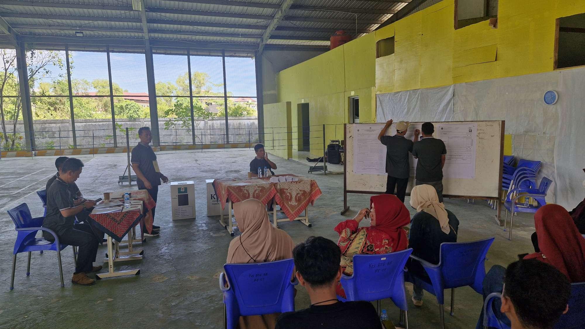 Neni Moerniaeni-Agus Haris Unggul di TPS 5, Lokasi 3 Calon Wali Kota Bontang Mencoblos