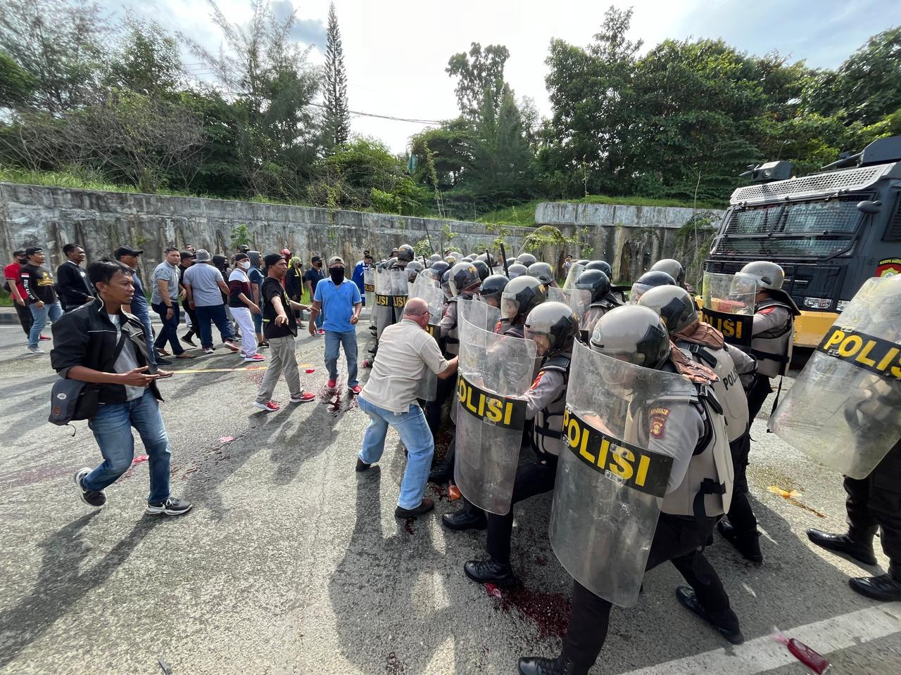 20241204-Suasana-aksi-unjuk-rasa-warga-setempat-bentrok.jpg